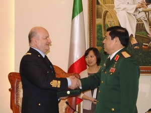 ທ່ານລັດຖະມົນຕີ ຟຸ່ງກວາງແທງ ຕ້ອນຮັບເລຂາທິການໃຫຍ່ກະຊວງປ້ອງກັນຊາດ ສ.ອີຕາລີ